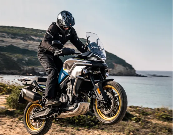 Où se trouve le réservoir de carburant de rechange pour les motos ?